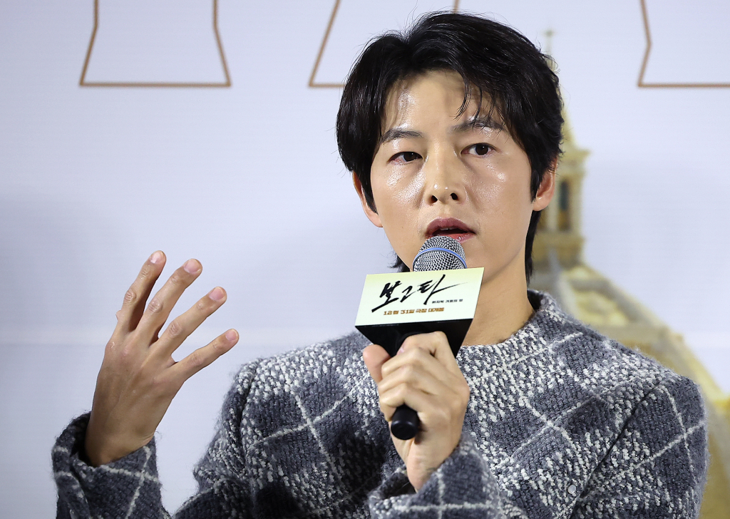 (서울=뉴스1) 김진환 기자 = 배우 송중기가 6일 서울 강남구 메가박스 코엑스에서 열린 영화 '보고타 : 마지막 기회의 땅' 제작보고회에 참석해 진행자의 질문에 답변하고 있다. '보고타 : 마지막 기회의 땅'은 IMF 직후, 새로운 희망을 품고 지구 반대편 콜롬비아 보고타로 향한 국희(송중기 분)가 보고타 한인 사회의 실세 수영(이희준 분), 박병장(권해효 분)과 얽히게 되면서 벌어지는 이야기를 그린 영화다. 2024.12.6/뉴스1 Copyright (C) 뉴스1. All rights reserved. 무단 전재 및 재배포, AI학습 이용 금지. /사진=(서울=뉴스1) 김진환 기자