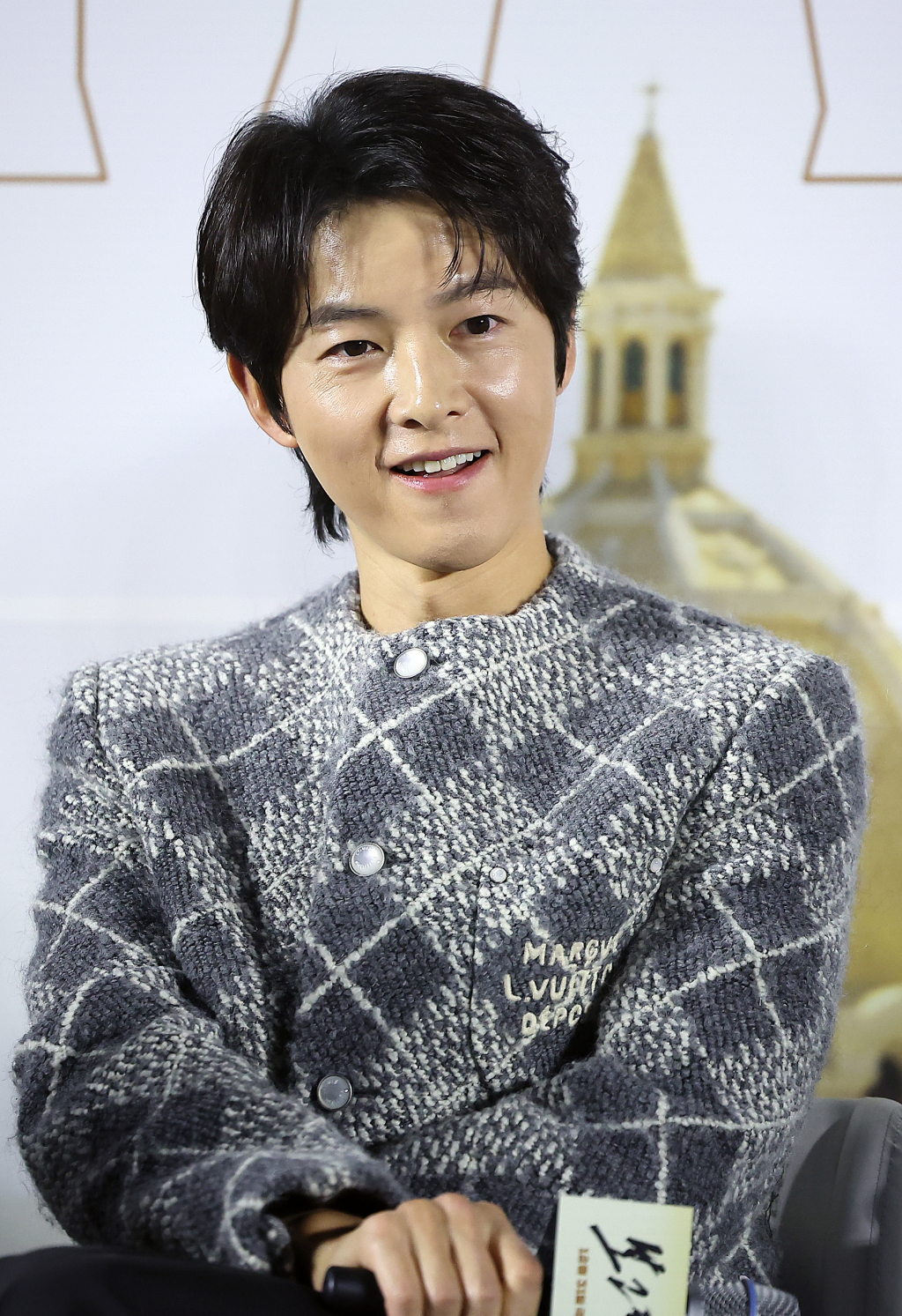 (서울=뉴스1) 김진환 기자 = 배우 송중기가 6일 서울 강남구 메가박스 코엑스에서 열린 영화 '보고타 : 마지막 기회의 땅' 제작보고회에 참석해 미소를 짓고 있다.   '보고타 : 마지막 기회의 땅'은 IMF 직후, 새로운 희망을 품고 지구 반대편 콜롬비아 보고타로 향한 국희(송중기 분)가 보고타 한인 사회의 실세 수영(이희준 분), 박병장(권해효 분)과 얽히게 되면서 벌어지는 이야기를 그린 영화다. 2024.12.6/뉴스1  Copyright (C) 뉴스1. All rights reserved. 무단 전재 및 재배포,  AI학습 이용 금지. /사진=(서울=뉴스1) 김진환 기자