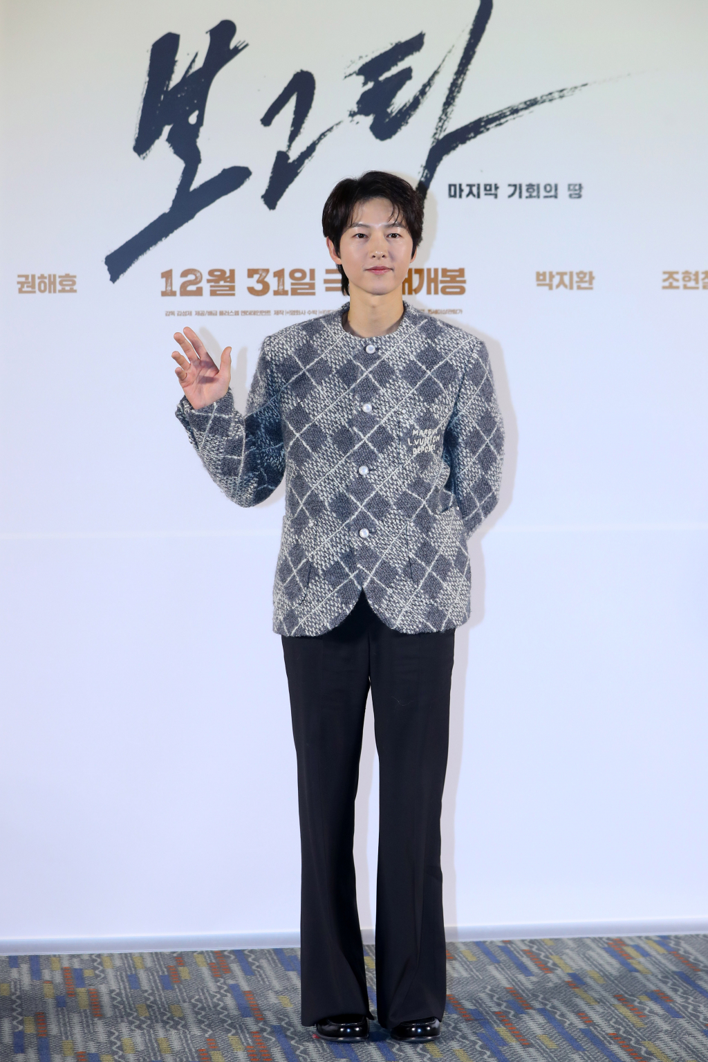 [서울=뉴시스] 김혜진 기자 = 배우 송중기가 6일 오전 서울 강남구 메가박스 코엑스에서 열린 영화 '보고타: 마지막 기회의 땅' 제작보고회에서 포즈를 취하고 있다.  영화는 IMF 직후 새로운 희망을 품고 콜롬비아 보고타로 향한 국희(송중기)가 보고타 한인 사회의 실세 수영(이희준), 박병장(권해효)과 얽히게 되면서 벌어지는 이야기를 그렸다. 오는 31일 개봉. 2024.12.06. jini@newsis.com /사진=김혜진