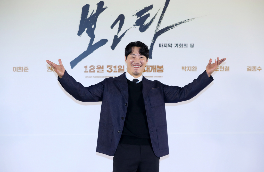 [서울=뉴시스] 김혜진 기자 = 배우 이희준이 6일 오전 서울 강남구 메가박스 코엑스에서 열린 영화 '보고타: 마지막 기회의 땅' 제작보고회에서 포즈를 취하고 있다.  영화는 IMF 직후 새로운 희망을 품고 콜롬비아 보고타로 향한 국희(송중기)가 보고타 한인 사회의 실세 수영(이희준), 박병장(권해효)과 얽히게 되면서 벌어지는 이야기를 그렸다. 오는 31일 개봉. 2024.12.06. jini@newsis.com /사진=김혜진