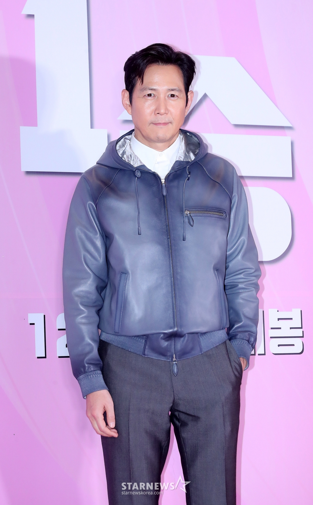 배우 이정재가 28일 오후 서울 용산구 아이파크몰 CGV에서 진행된 영화 '1승' VIP시사회에 참석해 포즈를 취하고 있다. '1승'은 이겨본 적 없는 감독과 이길 생각 없는 구단주, 이기는 법 모르는 선수들까지 승리의 가능성이 1도 없는 프로 여자배구단이 1승을 위해 도전에 나서는 이야기. 12월 4일 개봉. 2024.11.28 /사진=김창현 chmt@