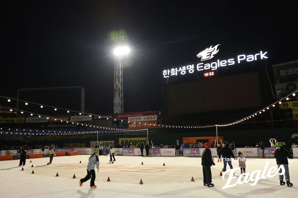 대전 한화생명 이글스파크 외야에 설치된 아이스링크 모습. /사진=한화 이글스 제공