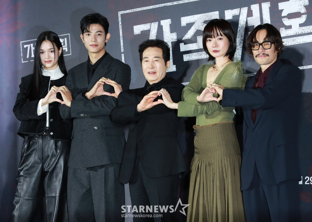 배우 이수현, 로몬, 백윤식, 배두나, 류승범이 26일 오후 서울 몬드리안 이태원 호텔에서 진행된 쿠팡플레이 오리저널 시리즈 '가족계획' 제작발표회에 참석해 포즈를 취하고 있다. 기억을 자유자재로 편집할 수 있는 특수한 능력을 가진 엄마가 가족들과 합심하여 악당들에게 지옥을 선사하는 이야기 '가족계획'은 오는 29일 공개된다. /2024.11.26 /사진=이동훈 photoguy@