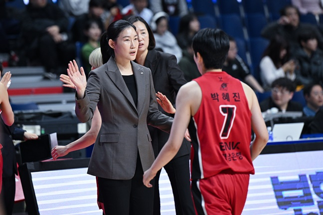 BNK 박정은 감독(왼쪽)과 박혜진. /사진=WKBL 제공
