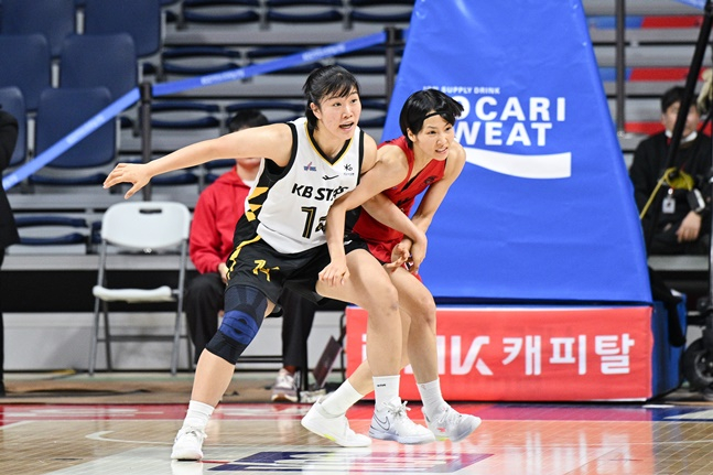 KB스타즈 송윤하(왼쪽)와 BNK 이이지마 사키. /사진=WKBL 제공
