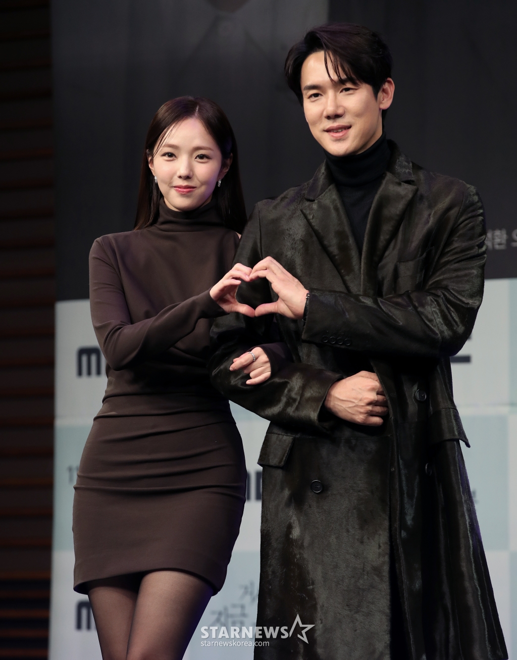 (서울=뉴스1) 오대일 기자 = 배우 유연석과 채수빈이 21일 오후 서울 마포구 상암 MBC에서 열린 MBC 새 금토드라마 '지금 거신 전화는' 제작발표회에서 포즈를 취하고 있다. 드라마 ‘지금 거신 전화는'(연출 박상우·위득규/극본 김지운)은 협박 전화로 시작된, 정략결혼 3년 차 쇼윈도 부부의 시크릿 로맨스릴러로 오는 22일 오후 9시 50분 첫 방송된다. 2024.11.21/뉴스1 Copyright (C) 뉴스1. All rights reserved. 무단 전재 및 재배포, AI학습 이용 금지. /사진=(서울=뉴스1) 오대일 기자