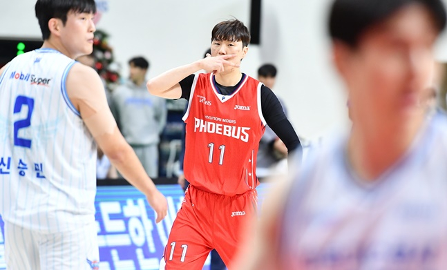현대모비스 이우석이 7일 한국가스공사와 홈경기에서 3점포를 성공시킨 후 세리머니를 하고 있다. /사진=KBL 제공