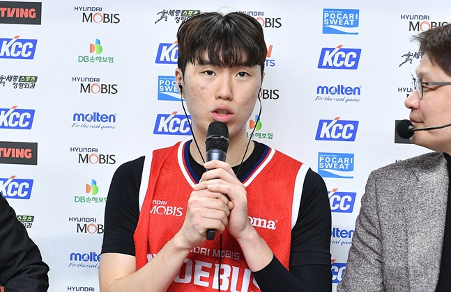 현대모비스 이우석이 7일 한국가스공사와 홈경기 승리 후 방송사 인터뷰를 하고 있다. /사진=KBL 제공