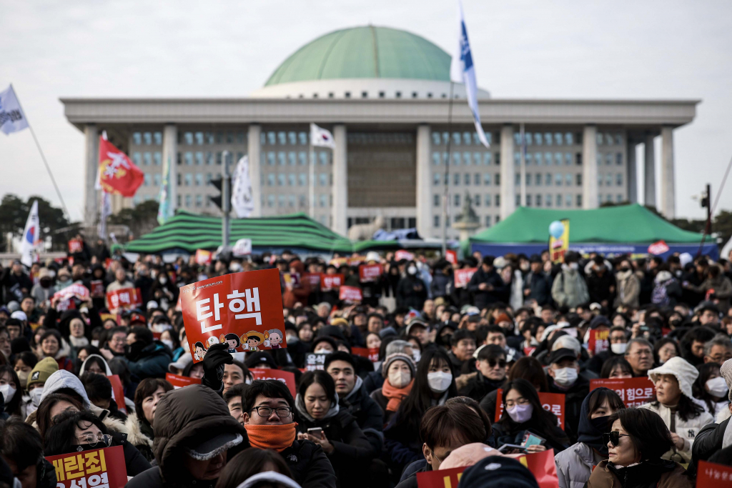 [서울=뉴시스] 정병혁 기자 = 7일 서울 영등포구 국회 앞에서 열린 '내란죄 윤석열 퇴진! 국민주권 실현! 사회대개혁! 국민촛불대행진'에서 시민들이 구호를 외치고 있다. 2024.12.07. jhope@newsis.com /사진=정병혁