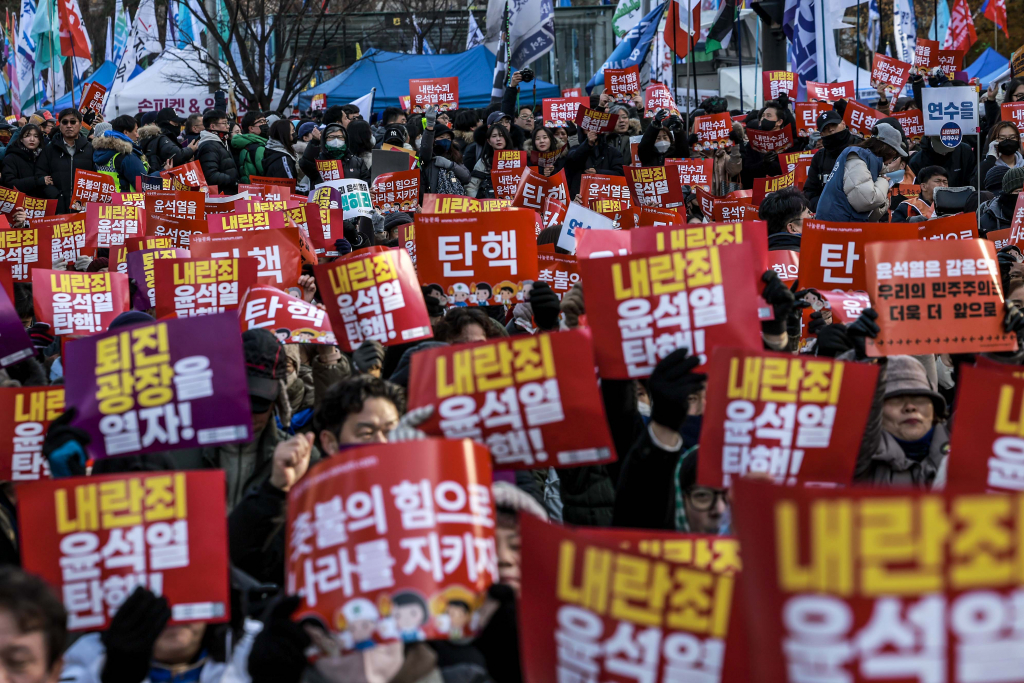 [서울=뉴시스] 정병혁 기자 = 7일 서울 영등포구 국회 앞에서 열린 '내란죄 윤석열 퇴진! 국민주권 실현! 사회대개혁! 국민촛불대행진'에서 시민들이 구호를 외치고 있다. 2024.12.07. jhope@newsis.com /사진=정병혁