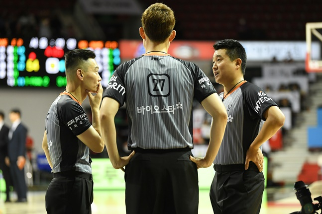 6일 정관장-SK전의 심판진이 이야기를 나누고 있다. /사진=KBL 제공