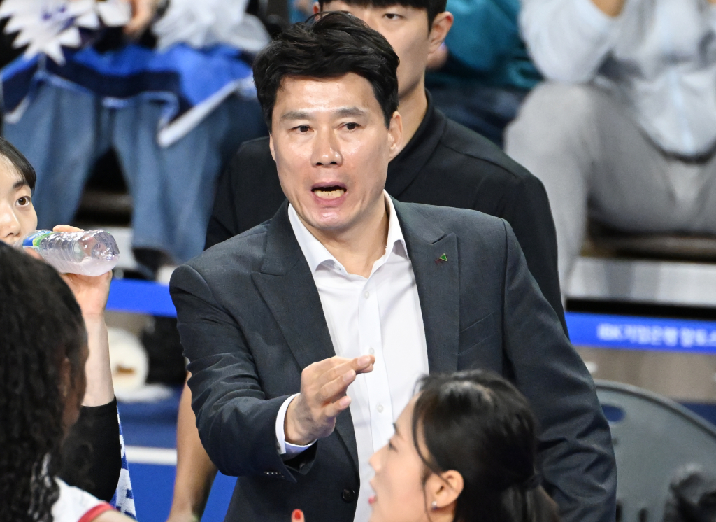 강성형 현대건설 감독이 작전을 지시하고 있다. /사진=한국배구연맹(KOVO)