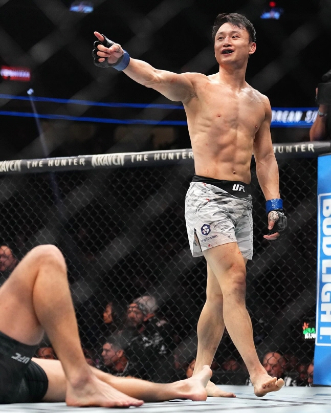최두호가 8일 UFC 310 페더급 매치에서 랜드웨어에 TKO 승리를 거둔 뒤 기뻐하고 있다. /사진=UFC 공식 SNS 갈무리