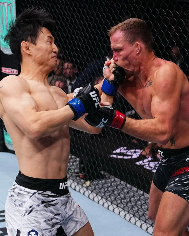최두호(왼쪽)가 랜드웨어에게 레프트 어퍼컷을 적중시키고 있다. /사진=UFC 공식 SNS 갈무리