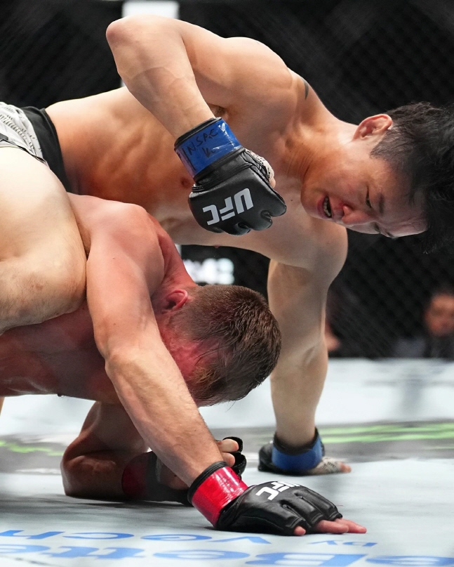 최두호(위)가 상위 포지션을 잡고 공격을 가하고 있다. /사진=UFC 공식 SNS 갈무리