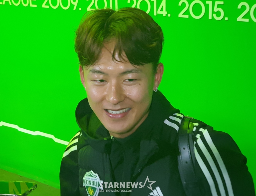 이승우가 지난 8일 전주월드컵경기장에서 열린 전북 현대 대 서울이랜드의 '하나은행 K리그 승강 PO 2024' 2차전 승리 후 믹스드존에서 인터뷰를 하고 있다. /사진=박재호 기자