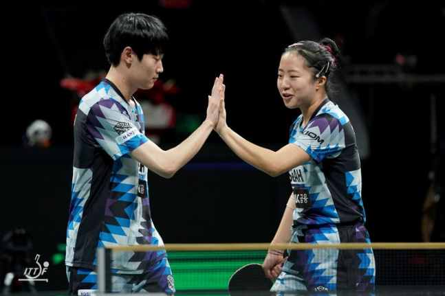 신유빈(오른쪽)이 조대성과 하이파이브를 하고 있다. /사진=ITTF 제공