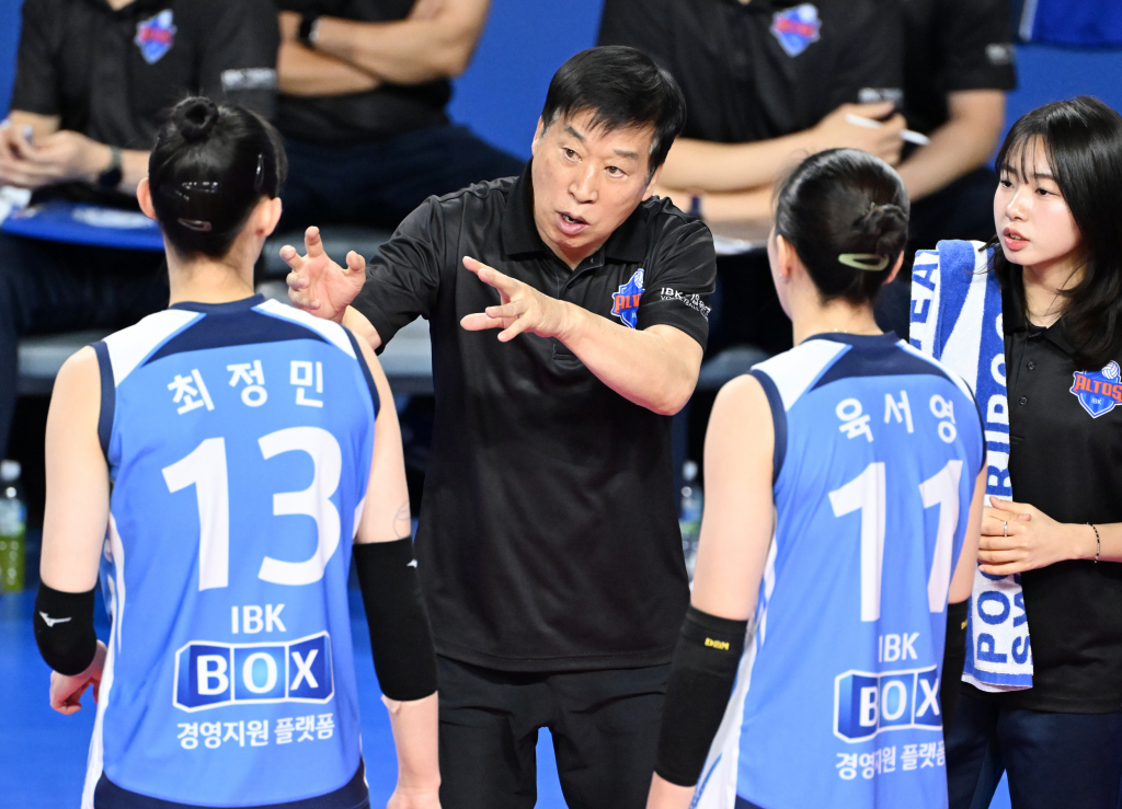 김호철(가운데) IBK기업은행 감독이 최정민(왼쪽)과 육서영을 앞에 두고 전술 지시를 내리고 있다. /사진=한국배구연맹(KOVO) 제공