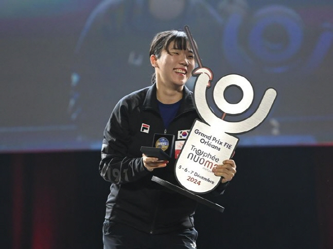 전하영이 8일 2024 국제펜싱연맹(FIE) 사브르 그랑프리 여자부 결승전에서 우승을 차지하고 미소를 짓고 있다. /사진=FIE 공식 SNS 캡처