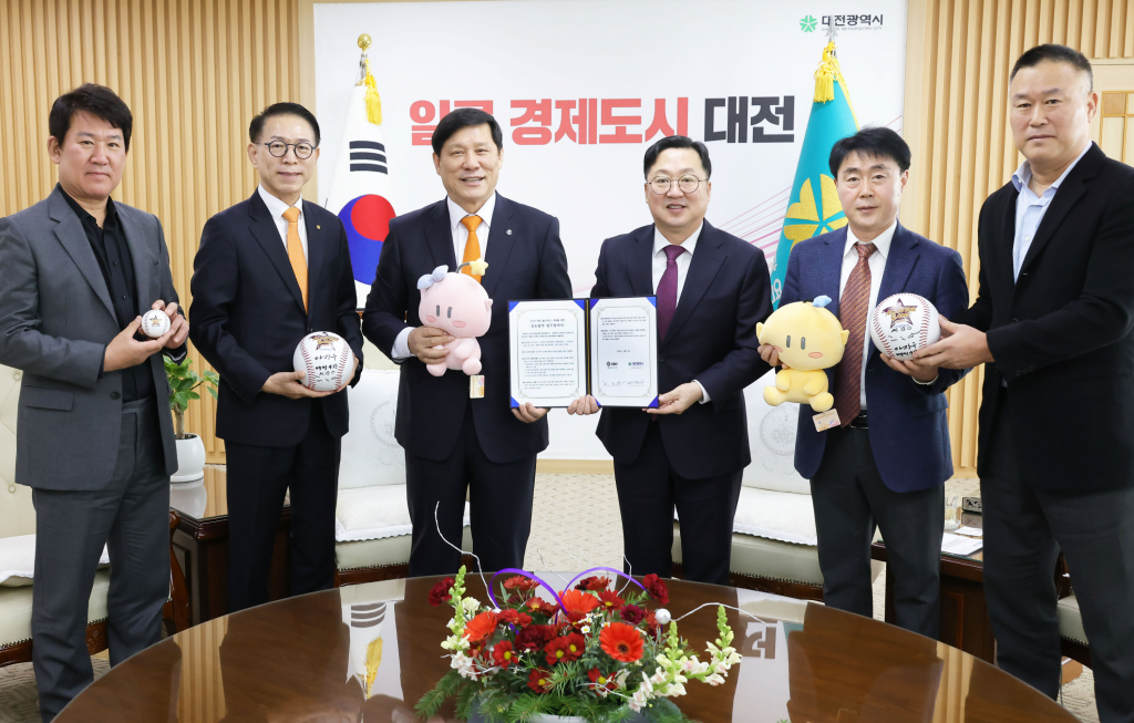 (왼쪽부터) 조계현 KBO 전력강화위원장, 박종태 한화이글스 대표이사, 허구연 KBO 총재, 이장우 대전시장, 손철웅 대전시 체육건강국장, 장종훈 총재특보. /사진=KBO 제공