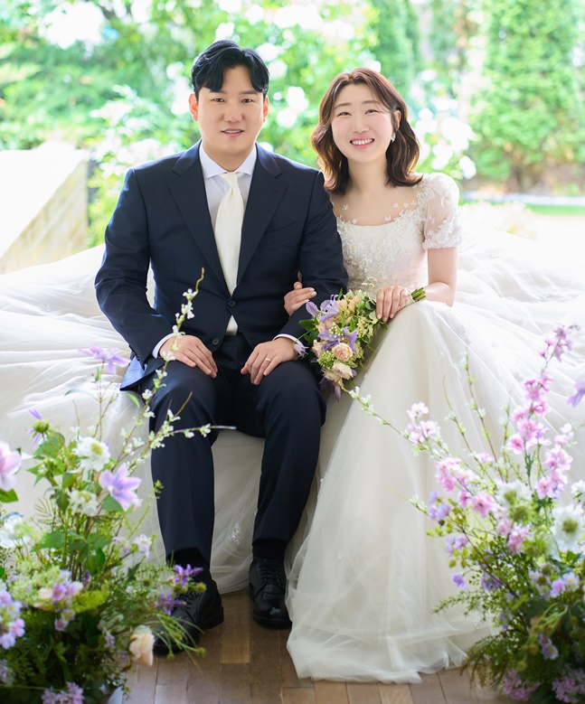 박찬호(왼쪽)씨와 배현정 파트너.  /사진=SSG랜더스