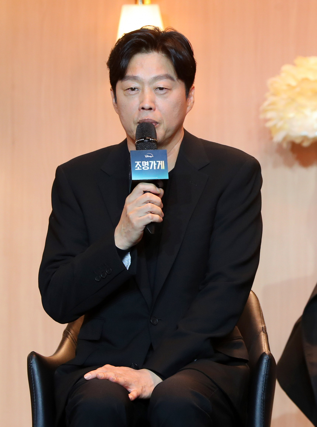 [서울=뉴시스] 김혜진 기자 = 김희원 감독이 3일 오전 서울 강남구 코엑스에서 열린 디즈니 플러스 '조명가게' 제작발표회에서 인사말을 하고 있다.   '조명가게'는 어두운 골목 끝을 밝히는 유일한 곳 조명가게에 어딘가 수상한 비밀을 가진 손님들이 찾아오면서 벌어지는 이야기를 그렸다. 총 8편의 에피소드로 오는 4일 4편 선 공개 예정이다. 2024.12.03. jini@newsis.com /사진=김혜진