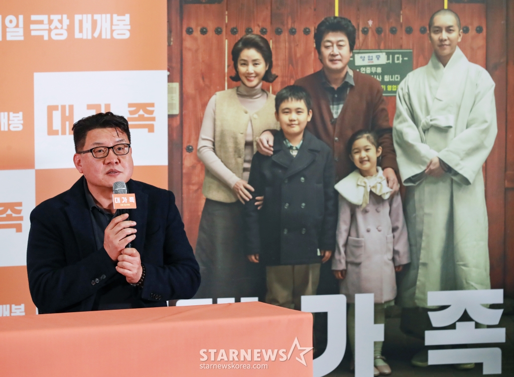 양우석 감독이 21일 오후 서울 송파구 롯데시네마 월드타워점에서 진행된 영화 '대가족'(감독 양우석) 언론배급시사회 및 기자간담회에 참석해 질문에 답하고 있다. /2024.11.21 /사진=이동훈 photoguy@
