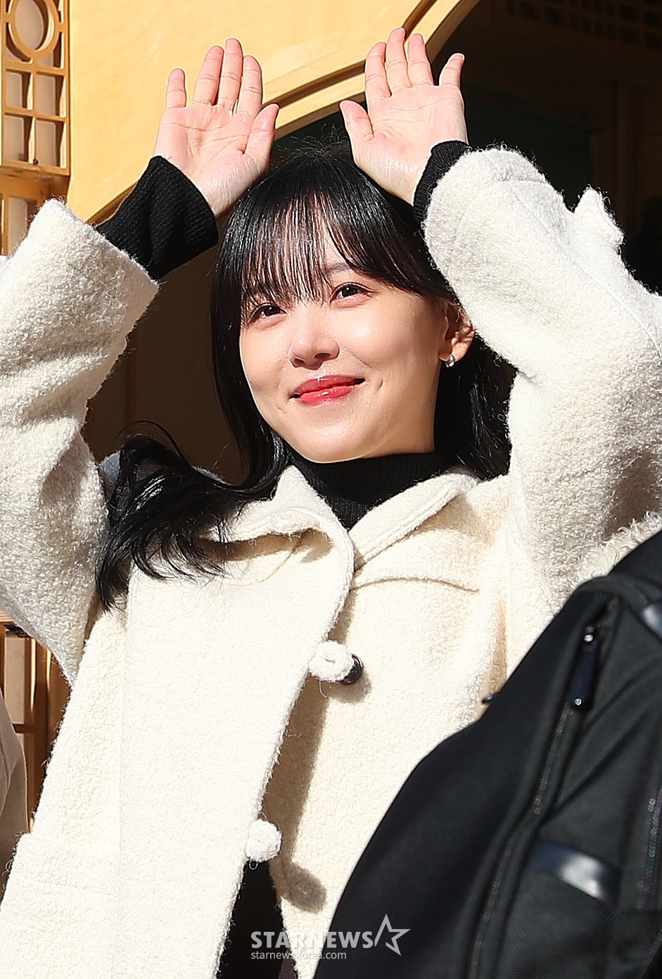 배우 강한나가 10일 오후 서울 중구 한국프레스센터 앞 광장에서 진행된 영화 '대가족' 만두트럭 이벤트 행사에 참석해 미소를 짓고 있다. '대가족'은 스님이 된 아들(이승기 분) 때문에 대가 끊긴 만두 맛집 '평만옥' 사장(김윤석)에게 세상 본 적 없던 귀여운 손주들이 찾아오면서 생각지도 못한 기막힌 동거 생활을 하게 되는 가족 코미디. 11일 개봉한다. 2024.12.10 /사진=김창현 chmt@