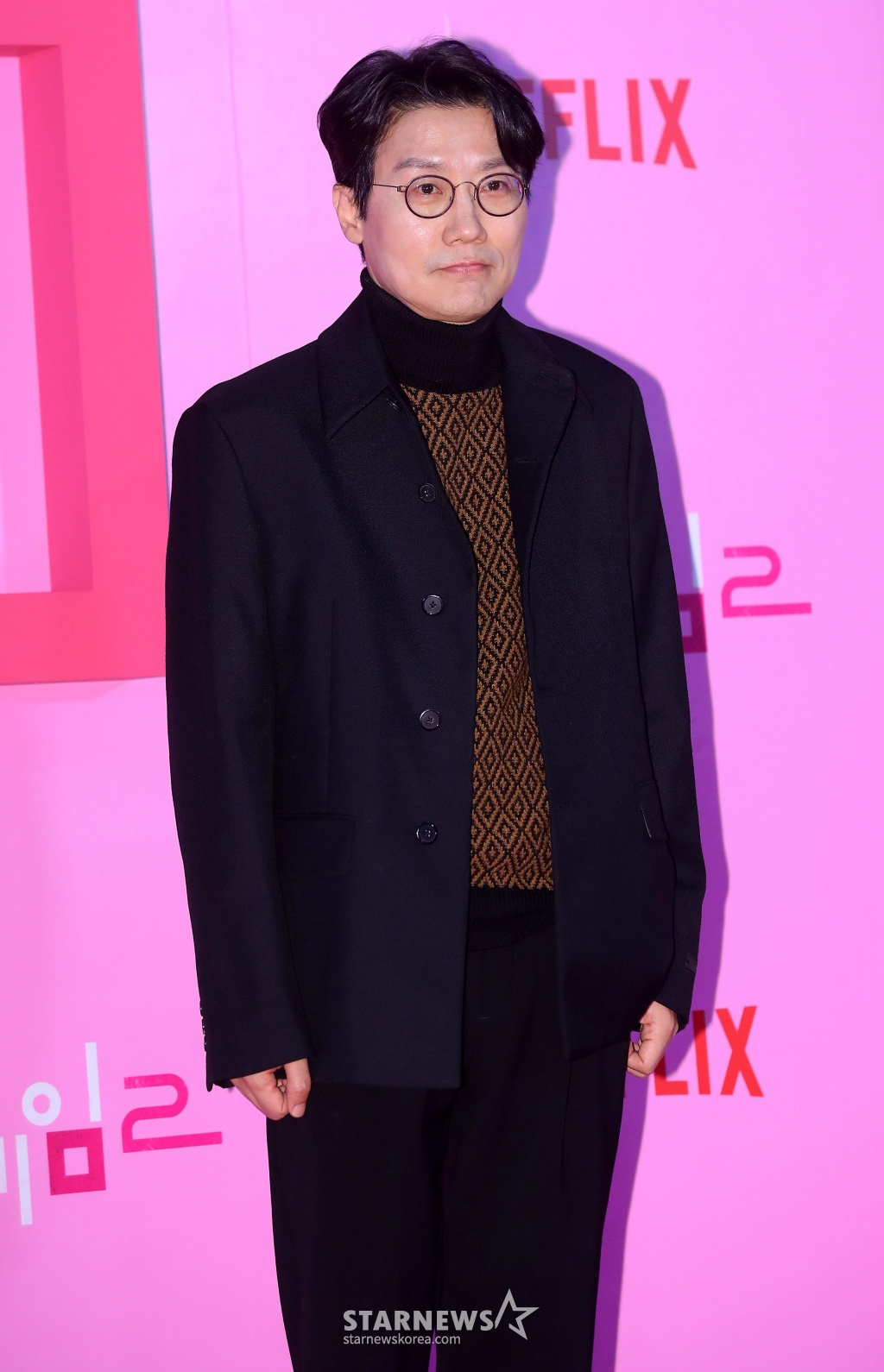 황동혁 감독이 9일 오후 서울 중구 동대문디자인플라자에서 진행된 넷플릭스 시리즈 '오징어 게임 시즌2' 핑크카펫에 참석해 포즈를 취하고 있다. '오징어 게임 시즌2'는 복수를 다짐하고 다시 돌아와 게임에 참가하는 '기훈'(이정재)과 그를 맞이하는 '프론트맨'(이병헌)의 치열한 대결, 그리고 다시 시작되는 진짜 게임을 담은 이야기다. 오는 26일 공개. 2024.12.9 /사진=김창현 chmt@