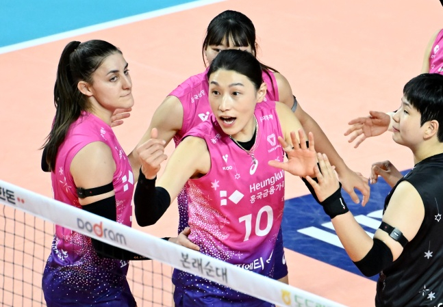 김연경(가운데)과 흥국생명 선수단이 득점 후 기뻐하고 있다. /사진=한국배구연맹 제공