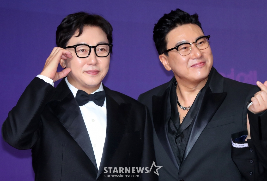 [서울=뉴시스] 김혜진 기자 = 방송인 탁재훈, 이상민이 30일 오후 서울 마포구 상암동 프리즘타워에서 열린 2023 SBS 연예대상 시상식에서 포즈를 취하고 있다. 2023.12.30. jini@newsis.com /사진=김혜진