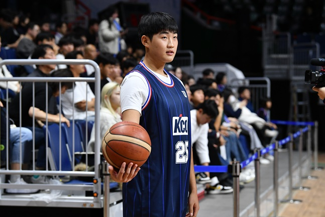 롯데 김태현이 시투를 준비하고 있다. /사진=KBL 제공
