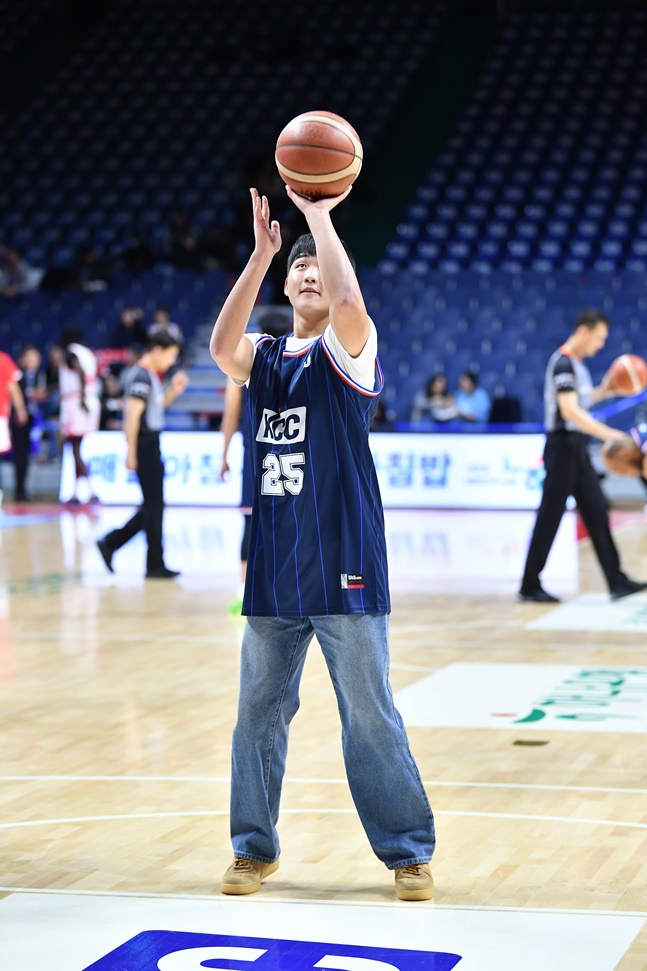 롯데 김태현이 시투를 하고 있다. /사진=KBL 제공