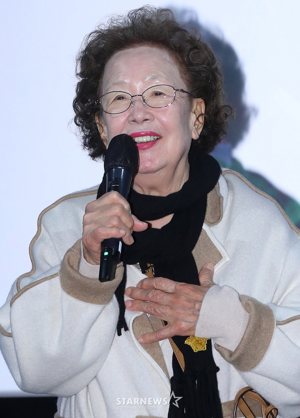 배우 나문희가 11일 오전 서울 용산구 아이파크몰 CGV에서 진행된 영화 '나야, 문희' 언론시사회에서 인사말을 하고 있다. '나야, 문희'는 AI 나문희즈로 꾸며낸 다섯 감독의 다섯 세계관 영화다. 그 세계관 마다의 각기 다른 나문희의 모습은 절음 부터 노년을 내, 외적으로 오가며 신선한 재미를 선사하는 작품. 오는 24일 개봉. 2024.12.11 /사진=김창현 chmt@