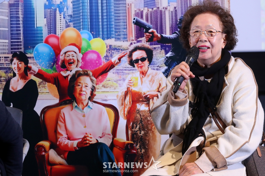 배우 나문희가 11일 오전 서울 용산구 아이파크몰 CGV에서 진행된 영화 '나야, 문희' 언론시사회 및 시상식에 참석해 인사말을 하고 있다. '나야, 문희'는 AI 나문희즈로 꾸며낸 다섯 감독의 다섯 세계관 영화다. 그 세계관 마다의 각기 다른 나문희의 모습은 절음 부터 노년을 내, 외적으로 오가며 신선한 재미를 선사하는 작품. 오는 24일 개봉. 2024.12.11 /사진=김창현 chmt@
