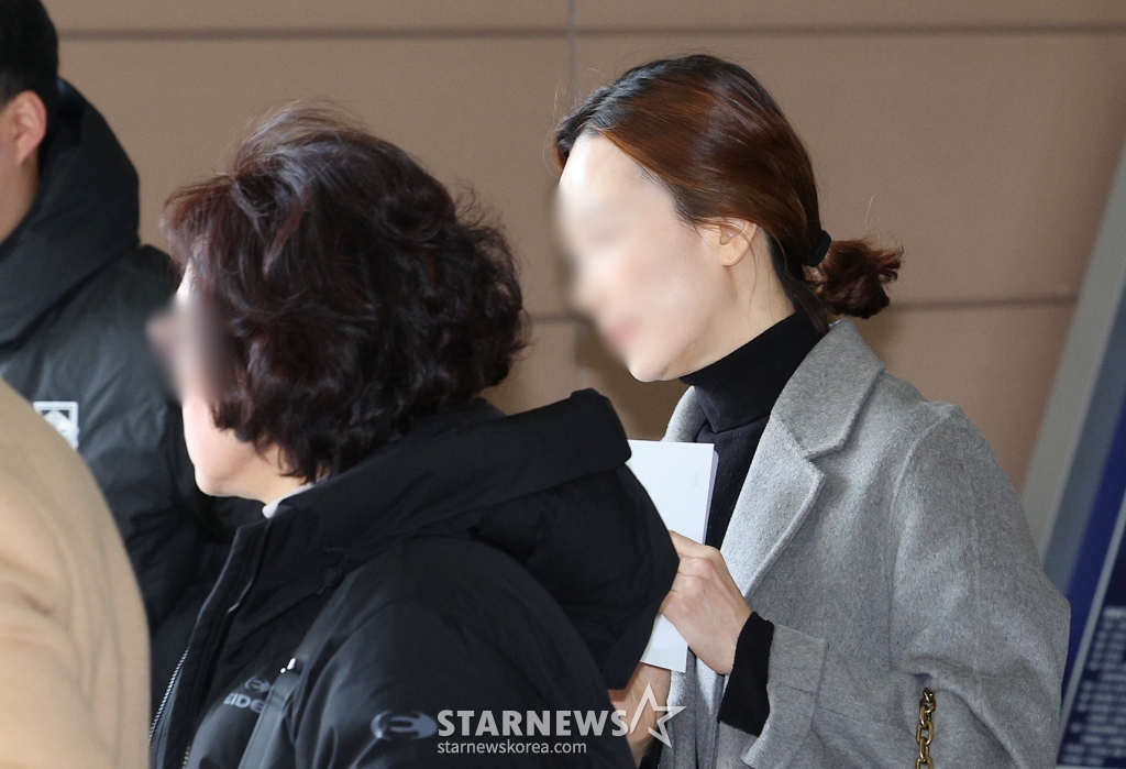 (서울=뉴스1) 장수영 기자 = 방송인 박수홍에 대한 허위사실 유포 등에 따른 명예훼손 혐의로 기소된 형수 이 씨가 11일 오전 서울 마포구 서부지방법원에서 벌금 1200만 원형을 선고받은 뒤 법원 밖으로 이동하고 있다. 이 씨는 박수홍 등을 비방할 목적으로 카카오톡 단체 대화방에서 허위 사실을 유포한 혐의로 재판을 받았다. 2024.12.11/뉴스1 Copyright (C) 뉴스1. All rights reserved. 무단 전재 및 재배포, AI학습 이용 금지. /사진=(서울=뉴스1) 장수영 기자