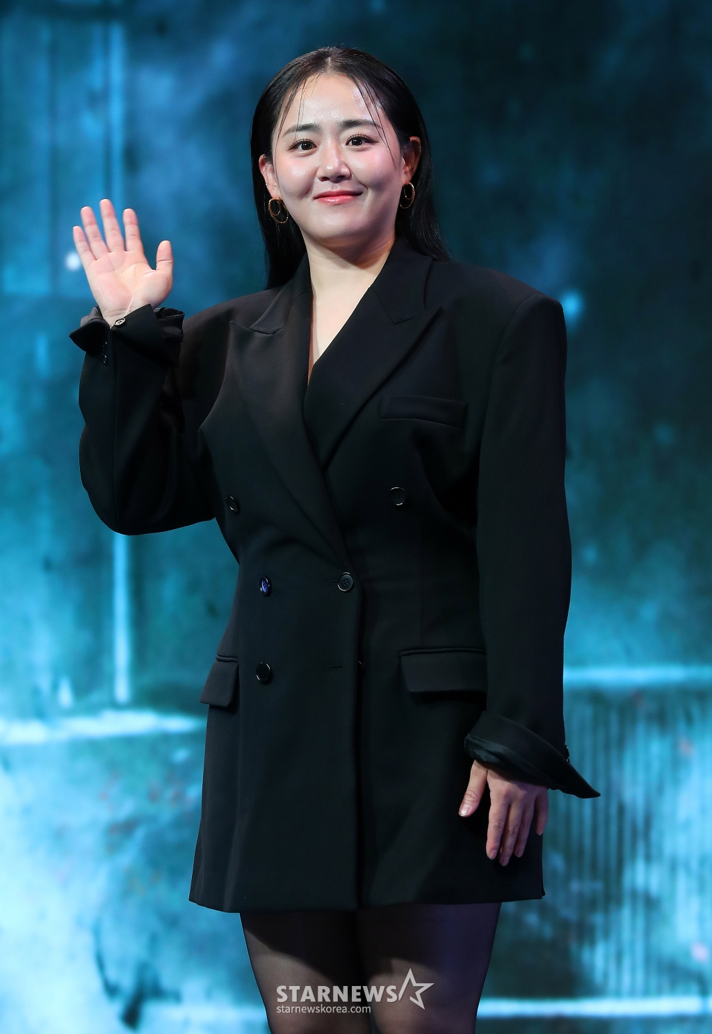 배우 문근영이 21일 오전 서울 JW메리어트 동대문스퀘어에서 진행된 넷플릭스 '지옥 시즌2' 제작발표회에 참석해 포즈를 취하고 있다. '지옥' 시즌2는 계속되는 지옥행 고지로 더욱 혼란스러워진 세상, 갑작스레 부활한 새진리회 정진수(김성철 분) 의장과 박정자(김신록 분)를 둘러싸고 소도의 민혜진(김현주 분) 변호사와 새진리회, 화살촉 세력이 새롭게 얽히면서 벌어지는 이야기다. 오는 25일 공개. 2024.10.21 /사진=김창현