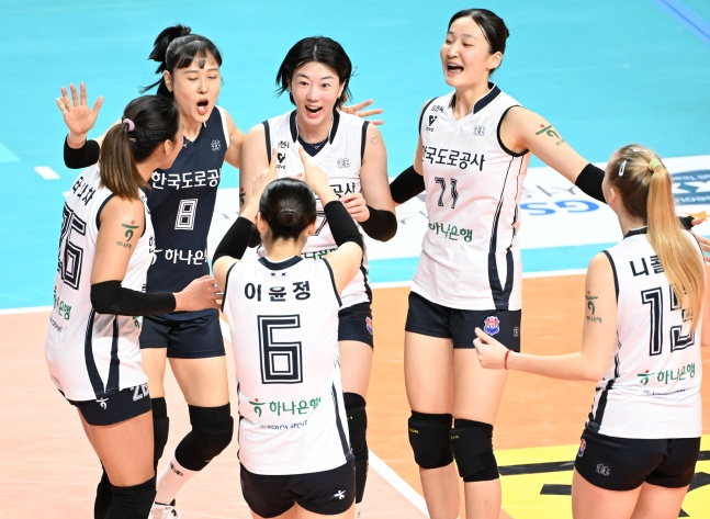 한국도로공사 선수단이 11일 서울 장충체육관에서 열린 도드람 2024~2025 V리그 여자부 정규리그 3라운드 GS칼텍스와 방문경기서 득점 후 기뻐하고 있다. /사진=한국배구연맹 제공