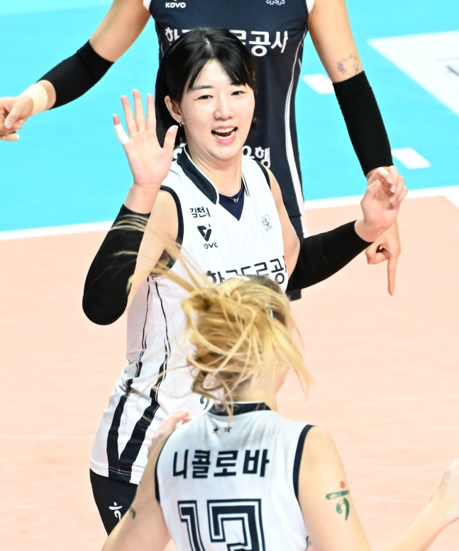 한국도로공사 강소휘가 11일 서울 장충체육관에서 열린 도드람 2024~2025 V리그 여자부 정규리그 3라운드 GS칼텍스와 방문경기서 득점 후 기뻐하고 있다. /사진=한국배구연맹 제공