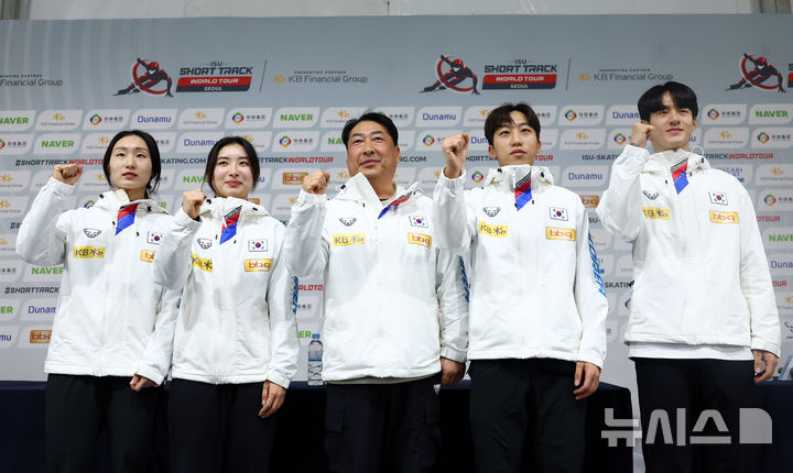 11일 서울 양천구 목동 아이스링크 프레스센터에서 열린 2024-25 KB금융 국제빙상경기연맹(ISU) 쇼트트랙 월드투어 4차 대회 국가대표 미디어데이에서 최민정(왼쪽부터), 김길리, 윤재명 감독, 박지원, 장성우가 파이팅을 외치며 기념촬영하고 있다. /사진=뉴시스
