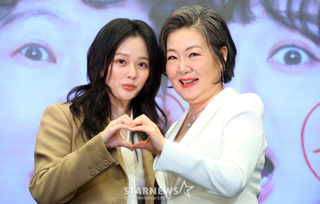 [서울=뉴시스] 김혜진 기자 = 배우 정지소(왼쪽), 김해숙이 12일 오후 서울 마포구 스탠포드호텔에서 열린 KBS2 새 수목드라마 '수상한 그녀' 제작발표회에서 포즈를 취하고 있다.  '수상한 그녀'는 는 칠십 대 할머니 오말순(김해숙)이 하루아침에 스무 살 오두리(정지소)로 변하게 된 뒤 젊은 시절 못다 했던 꿈을 이루기 위해 다시 한번 가수에 도전하며 빛나는 전성기를 즐기게 되는 로맨스 음악 성장 드라마다. 오는 18일 첫 방송. 2024.12.12. jini@newsis.com /사진=김혜진