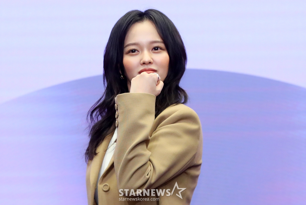 [서울=뉴시스] 김혜진 기자 = 배우 정지소가 12일 오후 서울 마포구 스탠포드호텔에서 열린 KBS2 새 수목드라마 '수상한 그녀' 제작발표회에서 포즈를 취하고 있다.  '수상한 그녀'는 는 칠십 대 할머니 오말순(김해숙)이 하루아침에 스무 살 오두리(정지소)로 변하게 된 뒤 젊은 시절 못다 했던 꿈을 이루기 위해 다시 한번 가수에 도전하며 빛나는 전성기를 즐기게 되는 로맨스 음악 성장 드라마다. 오는 18일 첫 방송. 2024.12.12. jini@newsis.com /사진=김혜진