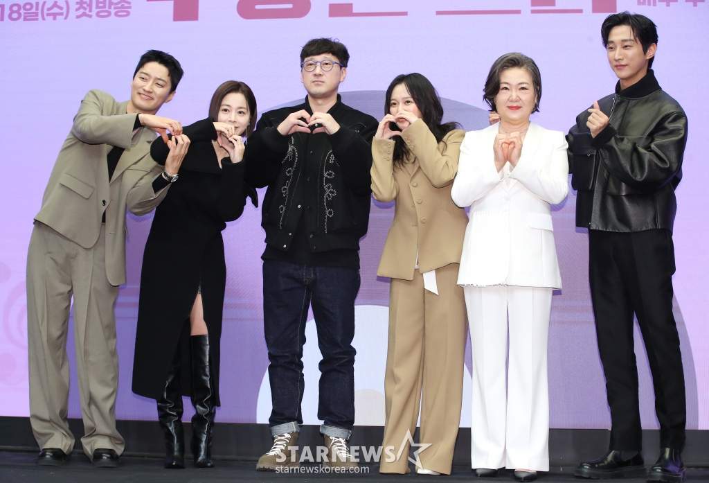 (서울=뉴스1) 권현진 기자 = 배우 인교진(왼쪽부터)과 서영희, 박용순 감독, 정지소, 김해숙, 진영이 12일 서울 마포구 스탠포드호텔코리아에서 열린 KBS 2TV 드라마 '수상한 그녀' 제작발표회에서 포즈를 취하고 있다. '수상한 그녀'는 칠십 대 할머니 오말순(김해숙 분)이 하루아침에 스무 살 오두리(정지소)로 변하게 된 뒤 젊은 시절 못다 했던 꿈을 이루기 위해 다시 한 번 가수에 도전하며 빛나는 전성기를 즐기게 되는 로맨스 음악 성장 드라마다. 2024.12.12/뉴스1 Copyright (C) 뉴스1. All rights reserved. 무단 전재 및 재배포, AI학습 이용 금지. /사진=(서울=뉴스1) 권현진 기자
