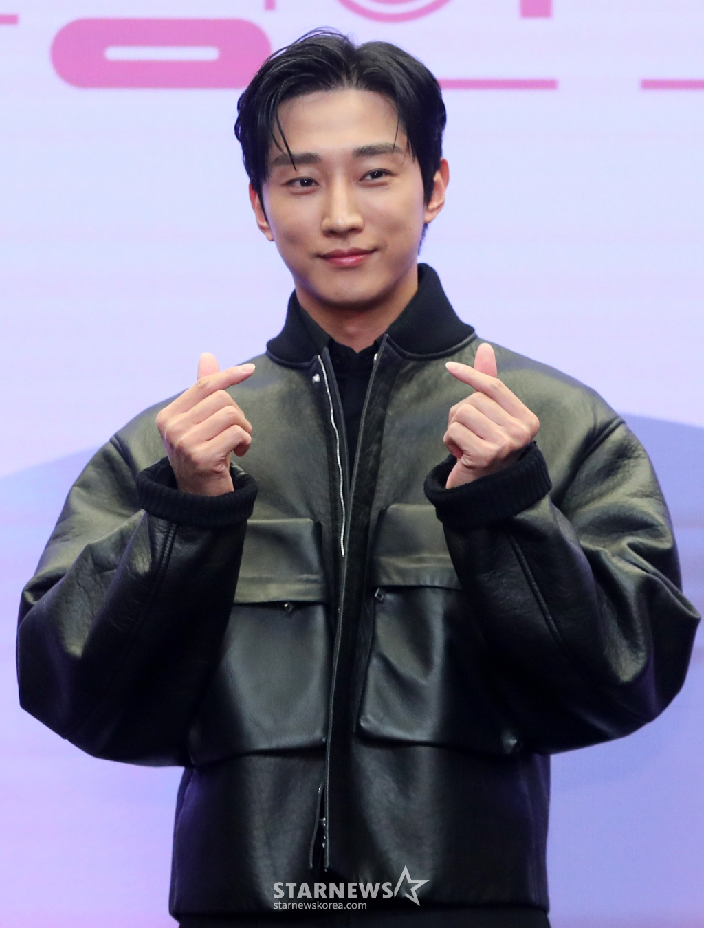[서울=뉴시스] 김혜진 기자 = 배우 진영이 12일 오후 서울 마포구 스탠포드호텔에서 열린 KBS2 새 수목드라마 '수상한 그녀' 제작발표회에서 포즈를 취하고 있다.  '수상한 그녀'는 는 칠십 대 할머니 오말순(김해숙)이 하루아침에 스무 살 오두리(정지소)로 변하게 된 뒤 젊은 시절 못다 했던 꿈을 이루기 위해 다시 한번 가수에 도전하며 빛나는 전성기를 즐기게 되는 로맨스 음악 성장 드라마다. 오는 18일 첫 방송. 2024.12.12. jini@newsis.com /사진=김혜진