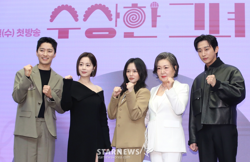 (서울=뉴스1) 권현진 기자 = 배우 인교진(왼쪽부터)과 서영희, 정지소, 김해숙, 진영이 12일 서울 마포구 스탠포드호텔코리아에서 열린 KBS 2TV 드라마 '수상한 그녀' 제작발표회에서 포즈를 취하고 있다. '수상한 그녀'는 칠십 대 할머니 오말순(김해숙 분)이 하루아침에 스무 살 오두리(정지소)로 변하게 된 뒤 젊은 시절 못다 했던 꿈을 이루기 위해 다시 한 번 가수에 도전하며 빛나는 전성기를 즐기게 되는 로맨스 음악 성장 드라마다. 2024.12.12/뉴스1 Copyright (C) 뉴스1. All rights reserved. 무단 전재 및 재배포, AI학습 이용 금지. /사진=(서울=뉴스1) 권현진 기자
