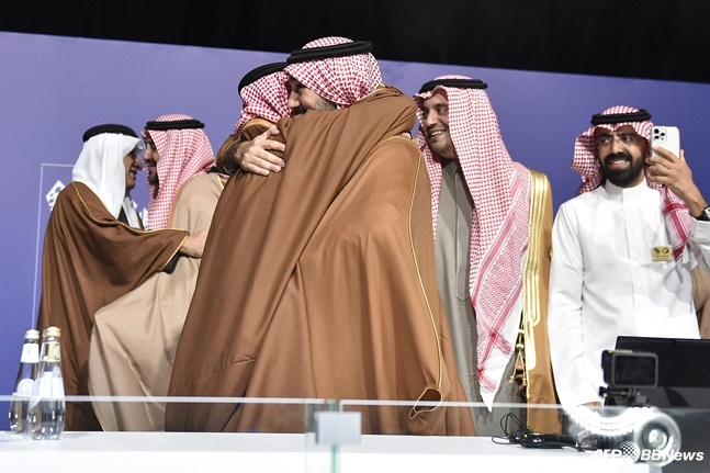 사우디아라비아 관계자들이 2034 월드컵 개최지 확정 발표 후 기뻐하고 있다. /AFPBBNews=뉴스1