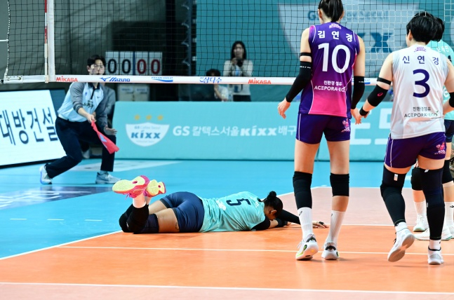 GS칼텍스 지젤 실바(가운데)가 지난 2라운드 흥국생명전에서 발목을 접질러 쓰러졌다. /사진=한국배구연맹 제공