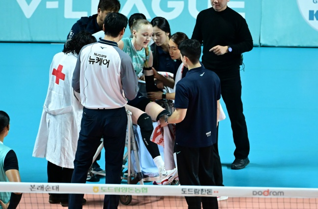 GS칼텍스 스테파니 와일러(가운데)가 지난 2라운드 흥국생명전에서 부축을 받아 이동하고 있다. /사진=한국배구연맹 제공