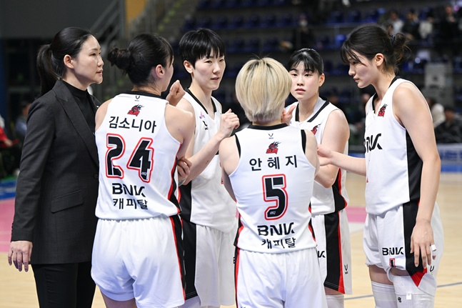 BNK 선수단. /사진=WKBL 제공
