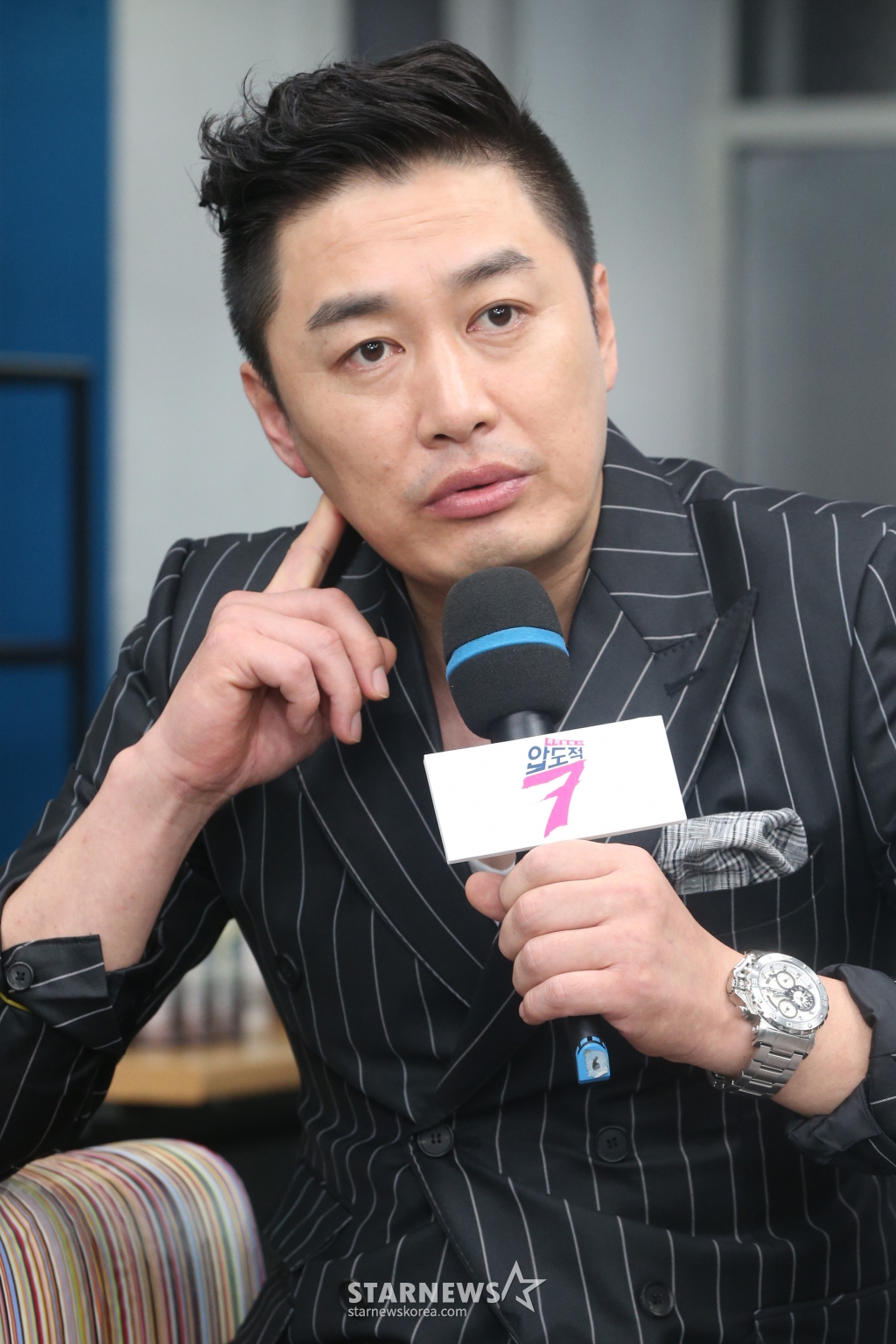 $ 개그맨 컬투 정찬우가 18일 오후 서울 종로구 서린동 채널A 오픈스튜디오에서 열린 예능프로그램 '라이벌 매치-압도적7' 기자간담회에서 질문에 답하고 있다. '라이벌 매치-압도적 7'은 누가 앞서는지 누구나 궁금해 하지만 아무도 알려주지 않았던 두 가지를 놓고 7개 항목으로 완벽 비교 분석하는 신개념 라이벌 토크쇼로 오는 20일 첫 방송된다. /사진=이기범 기자 leekb@